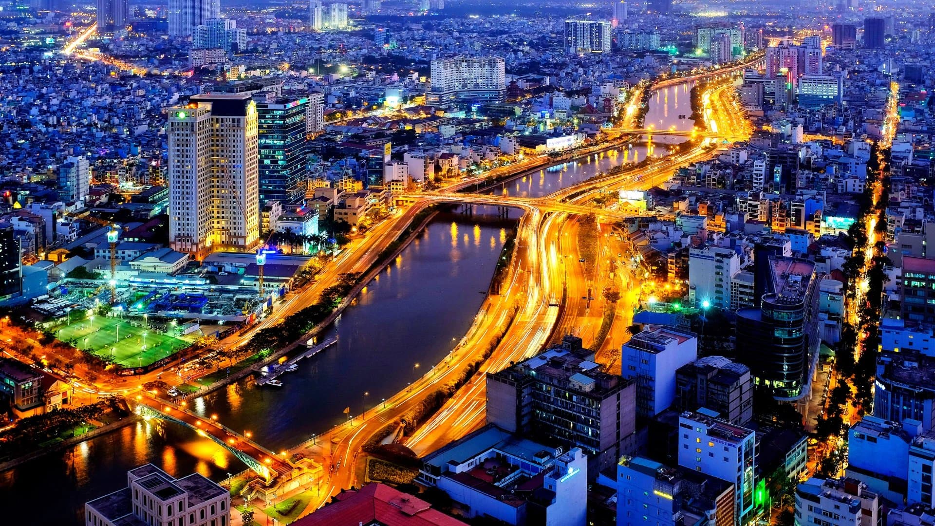 胡志明市屋頂酒吧俯瞰西貢夜景