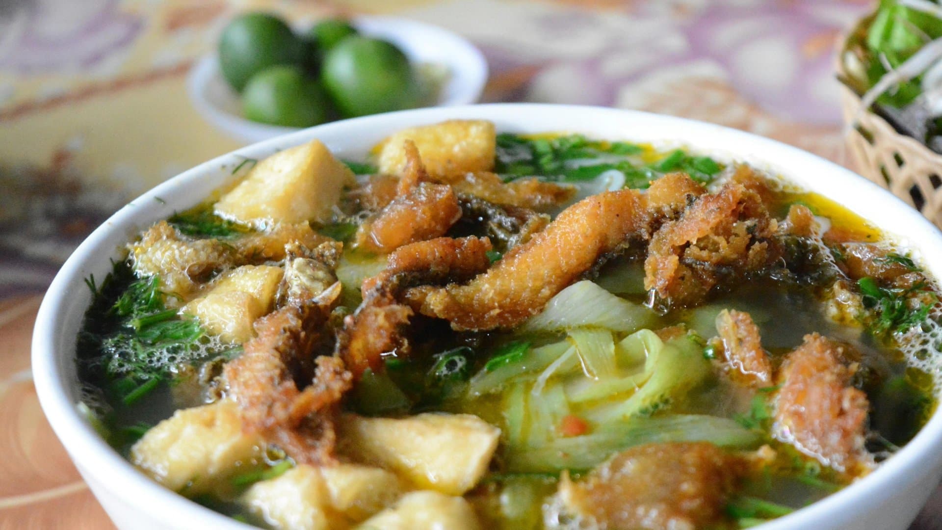 富國魚湯粉（Bún Kèn）椰奶魚湯與炸米餅